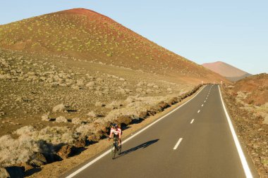 Lanzarote Adası, İspanya - 16 Ocak 2021: İspanya 'nın Lanzarote adasında bisiklet süren adam
