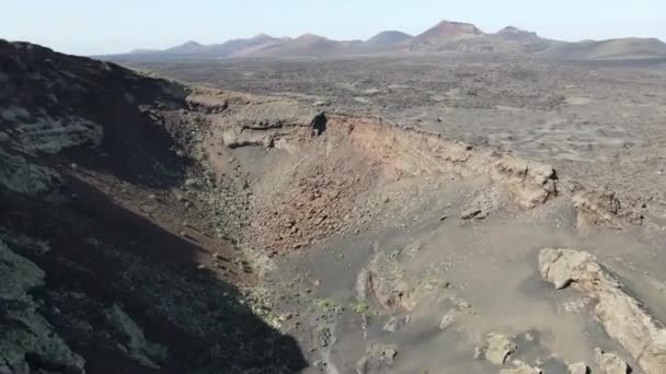 Veduta aerea con drone del paesaggio vulcanico all'isola delle Canarie a Lanzarote, Spagna — Video Stock