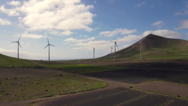 Il mioDrone vista para o parque eólico na ilha de Canary em Lanzarote — Vídeo de Stock