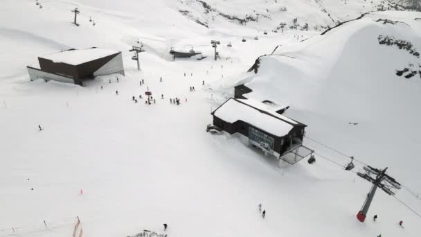 Egy igazi kilátás a sífelvonó Jochpass felett Engelberg Svájcban — Stock videók