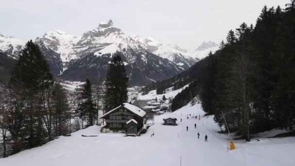 Vista real de pessoas esquiando em Engelberg nos alpes suíços — Vídeo de Stock