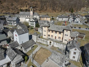 İsviçre Alpleri 'ndeki Verzasca Vadisi' ndeki Brione köyü.