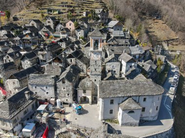 İsviçre Alplerindeki Verzasca Vadisi 'ndeki Corippo köyü.