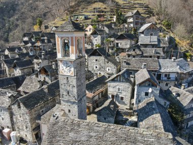 İsviçre Alplerindeki Verzasca Vadisi 'ndeki Corippo köyü.