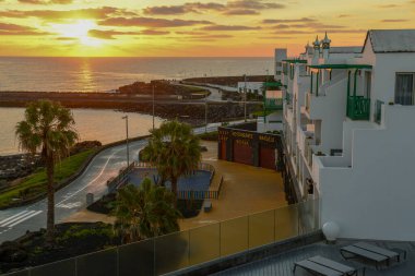 Costa Teguise, İspanya - 19 Ocak 2021: İspanya 'nın Lanzarote adasında Costa Teguise sahilinde gün doğumu