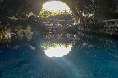 Lanzarote, İspanya - 22 Ocak 2021: İspanya 'daki Kanarya Adaları' ndaki Lanzarote 'de Cesar Manrique adlı ressamın Jameos del Agua' sı
