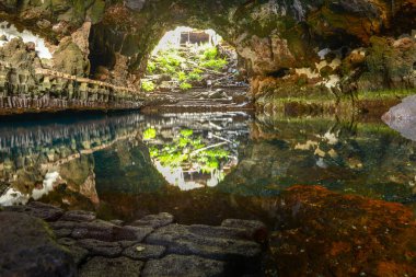 Lanzarote, İspanya - 22 Ocak 2021: İspanya 'daki Kanarya Adaları' ndaki Lanzarote 'de Cesar Manrique adlı ressamın Jameos del Agua' sı