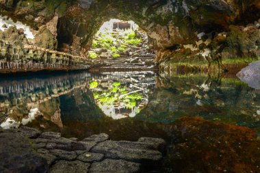 Lanzarote, İspanya - 22 Ocak 2021: İspanya 'daki Kanarya Adaları' ndaki Lanzarote 'de Cesar Manrique adlı ressamın Jameos del Agua' sı