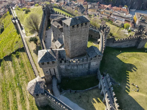 Vista Aérea Castillo Montebello Bellinzona Los Alpes Suizos Patrimonio Humanidad —  Fotos de Stock