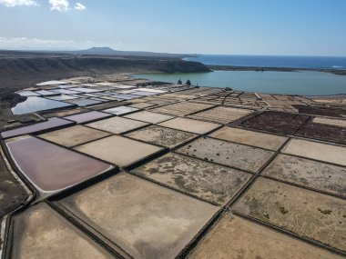 İspanya 'daki Lanzarote Adası' ndaki Janubio 'nun tuz madeninde hava manzarası