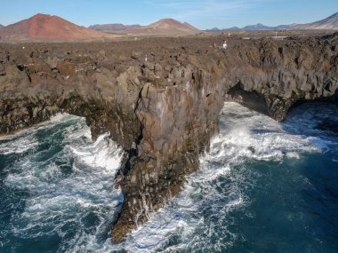İspanya 'nın Lanzarote adasındaki Los Hervideros sahilindeki hava manzarası.