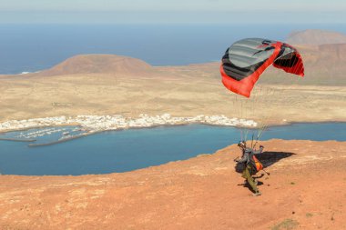 Lanzarote, İspanya - 21 Ocak 2021: İspanya 'daki Lanzarote Adası' ndaki Mirador del Rio 'da parapent' iyle ayrılan adam