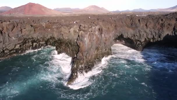 Vista aerea sulla costa di Los Hervideros sull'isola di Lanzarote, Spagna — Video Stock