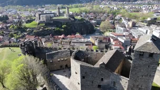 Letecký pohled na hrady Montebello a Castelgrande v Bellinzoně ve Švýcarsku — Stock video