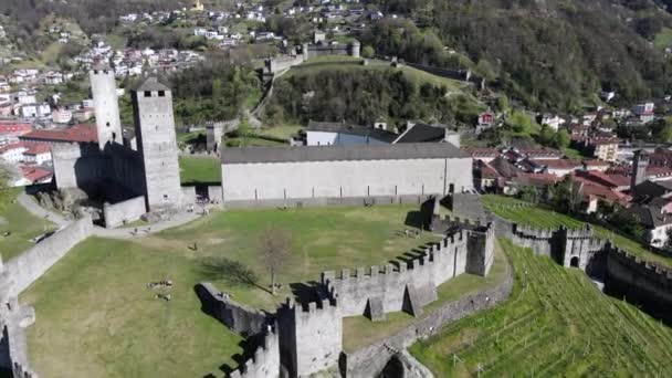 Letecký pohled na hrady Castelgrande a Montebello v Bellinzoně na švýcarských Alpách — Stock video