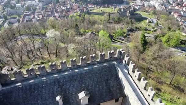 Letecký pohled na hrady Sasso Corbaro a Montebello v Bellinzoně na švýcarských Alpách — Stock video