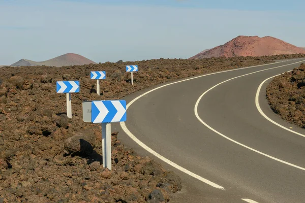 Landsväg Lava Med Gatusignaler Lanzarote Spanien — Stockfoto