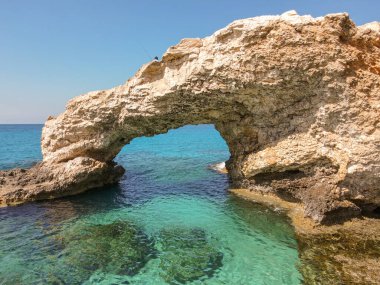 Kıbrıs 'ta Ayia Napa yakınlarında sevgili köprüsü olan sahil