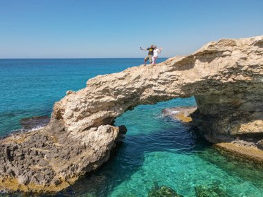 Ayia Napa, Kıbrıs - 12 Mayıs 2021: Kıbrıs 'ta Ayia Napa yakınlarında aşıkların köprüsünde turistler