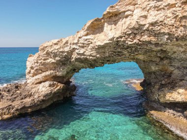 Kıbrıs 'ta Ayia Napa yakınlarında sevgili köprüsü olan sahil