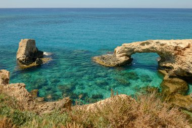 Kıbrıs 'ta Ayia Napa yakınlarında sevgili köprüsü olan sahil