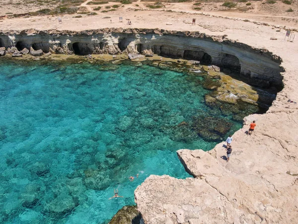 Ayia Napa Cypr Maja 2021 Osoby Odwiedzające Wybrzeże Jaskiniami Pobliżu — Zdjęcie stockowe