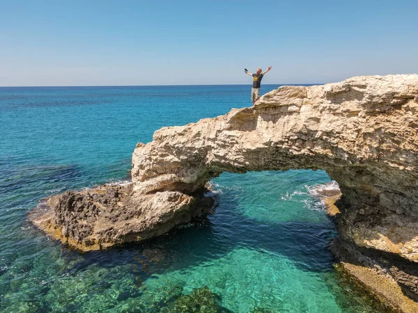 Ayia Napa Cypr Maja 2021 Turyści Moście Kochanków Pobliżu Ayia — Zdjęcie stockowe
