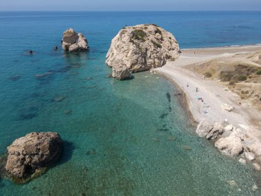 Aphrodite 'in Kıbrıs' taki kaya ve plajında insansız hava aracı görüntüsü