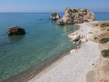 Aphrodite 'in Kıbrıs' taki kaya ve plajında insansız hava aracı görüntüsü