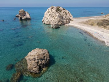 Aphrodite 'in Kıbrıs' taki kaya ve plajında insansız hava aracı görüntüsü