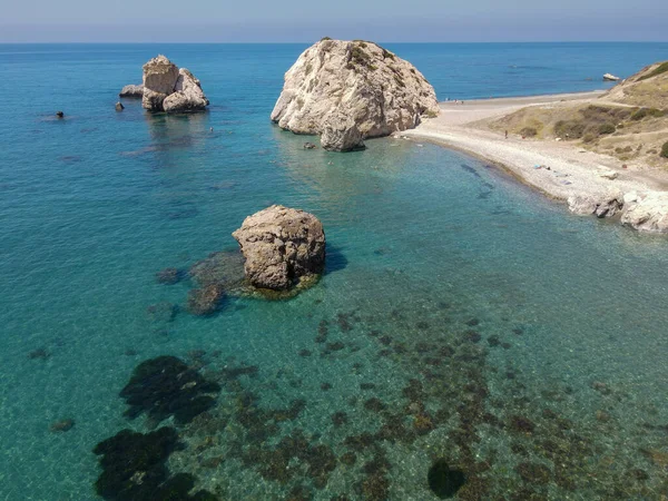 キプロスのアフロディーテの岩やビーチでのドローンビュー — ストック写真
