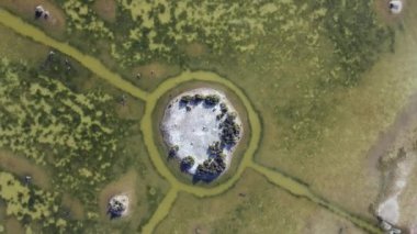 Kıbrıs 'ın Larnaka kentindeki tuz gölü üzerindeki doğal oluşumun insansız hava aracı görüntüsü 