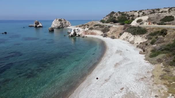 Vista del dron en la roca y playa de Afrodita en Chipre — Vídeos de Stock