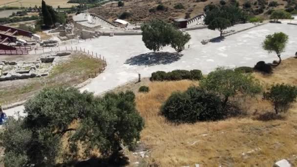 De arkeologiska resterna av Kourion med den grekisk-romerska teatern på Cypern — Stockvideo