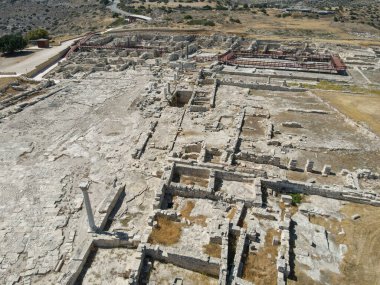 Kıbrıs adasındaki Kourion 'un arkeolojik kalıntılarına insansız hava aracı bakışı