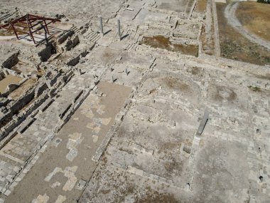 Kıbrıs adasındaki Kourion 'un arkeolojik kalıntılarına insansız hava aracı bakışı