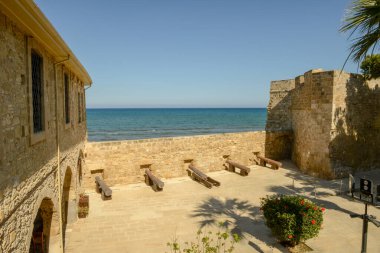 Larnaka, Kıbrıs - 19 Mayıs 2021: Kıbrıs adasındaki Larnaka Kalesi