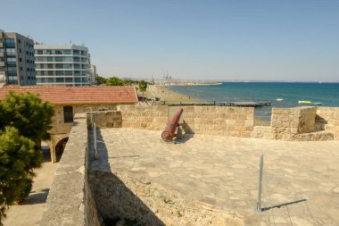 Larnaka, Kıbrıs - 19 Mayıs 2021: Kıbrıs adasındaki Larnaka Kalesi