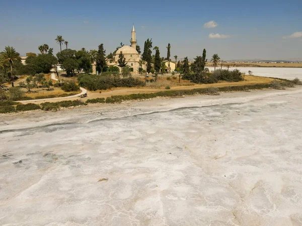 Hala Sultan Tekke Camii Kıbrıs Larnaka Nın Tuz Gölü Üzerinde — Stok fotoğraf