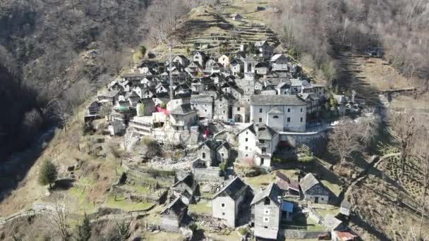 Byn Corippo på Verzasca dalen i Schweiz — Stockvideo