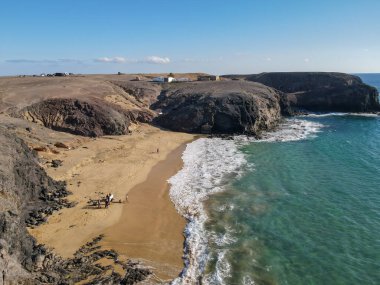 İspanya 'nın Lanzarote kentindeki Kanarya adasındaki Papagayo sahilindeki insansız hava aracı görüntüsü.