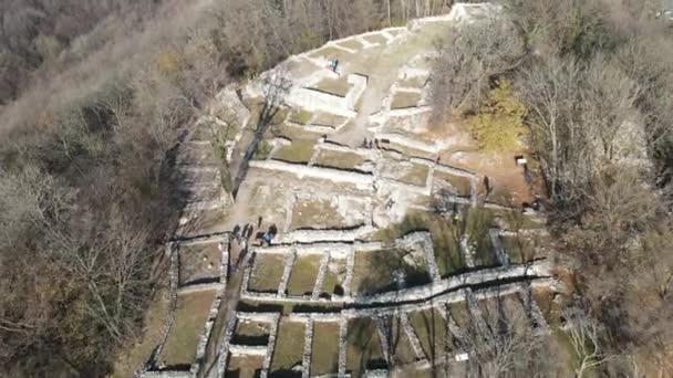 Pohled na zříceninu archeologického naleziště v Tremoně ve Švýcarsku — Stock video
