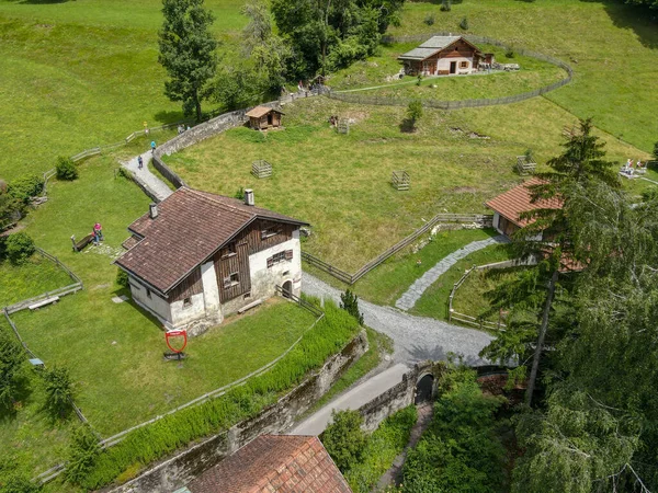 Drone Vista Sul Villaggio Heidi Sopra Maienfeld Sulle Alpi Svizzere — Foto Stock