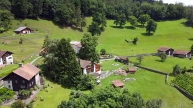 İsviçre Alplerinde Maienfeld üzerinde Heidi köyünde insansız hava aracı görüntüsü