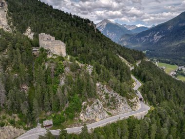 İsviçre Alpleri 'ndeki Brienz yakınlarındaki Belfort kalesinin kalıntıları.