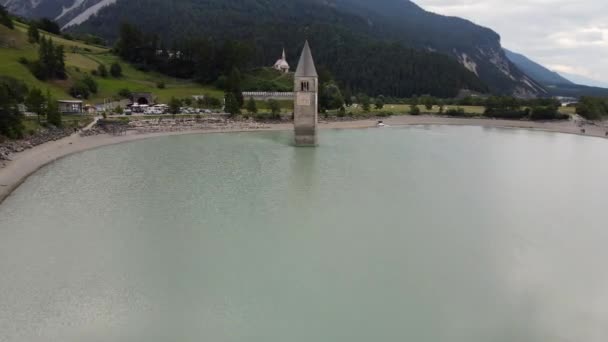 Kloktoren Ondergedompeld Het Water Van Dam Bij Resia Zuid Tirol — Stockvideo