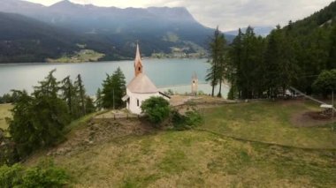 İtalya 'da Güney Tyrol' daki Resia barajının sularına çan kulesi gömüldü.