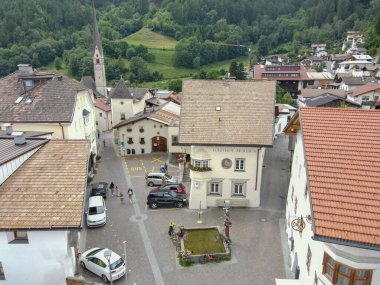 Burgeis, İtalya - 8 Temmuz 2021: İtalya 'nın Güney Tyrol bölgesindeki geleneksel Burgeis köyü