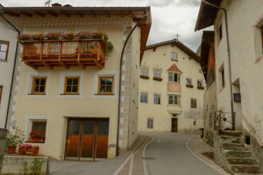 Burgeis, İtalya - 8 Temmuz 2021: İtalya 'nın Güney Tyrol bölgesindeki geleneksel Burgeis köyü