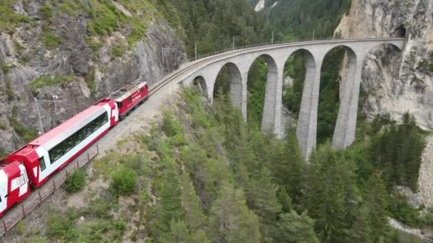유네스코 유산인 스위스 알프스 산맥의 엥가딘에 베르나 익스프레스 열차와 고가교 — 비디오